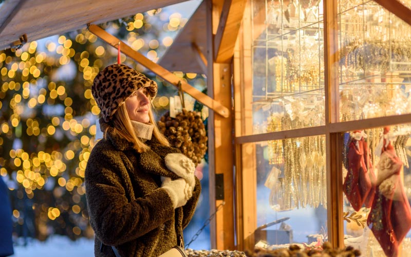 Femme devant un chalet en bois