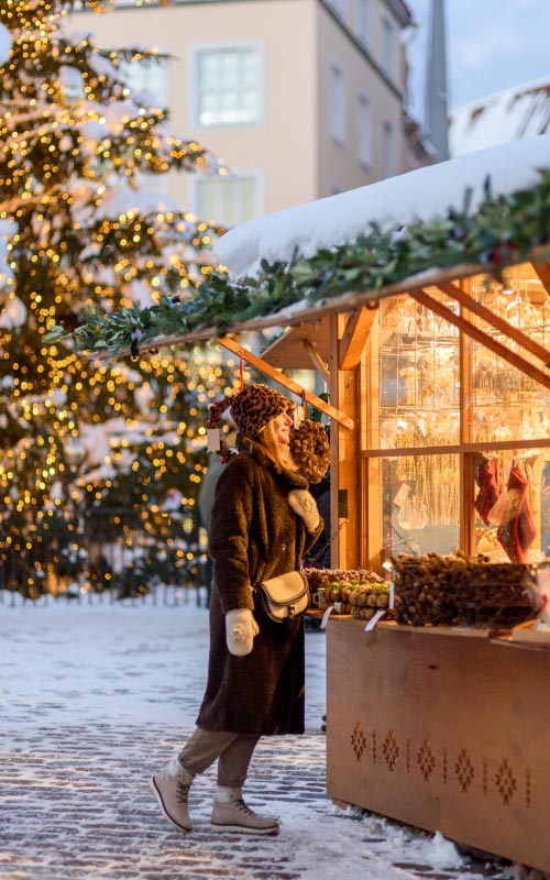 Femme devant un chalet en bois