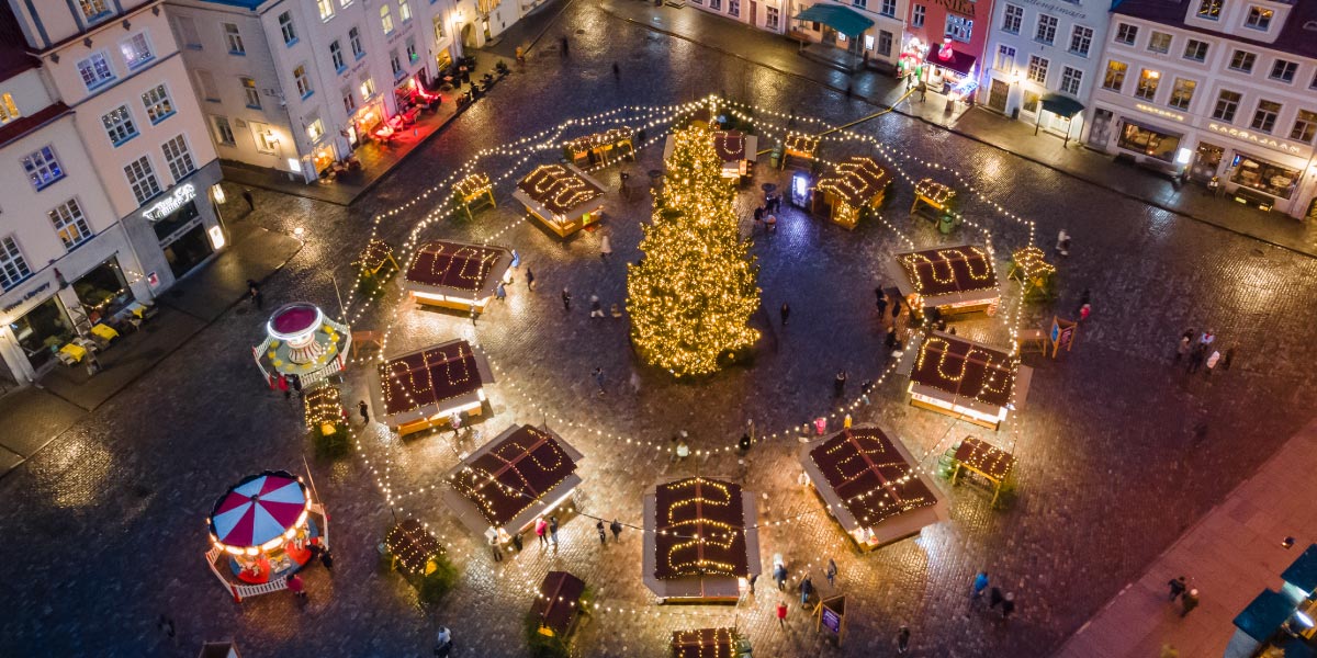Ensemble de chalet en bois pliable vu du ciel sur un marché de Noël
